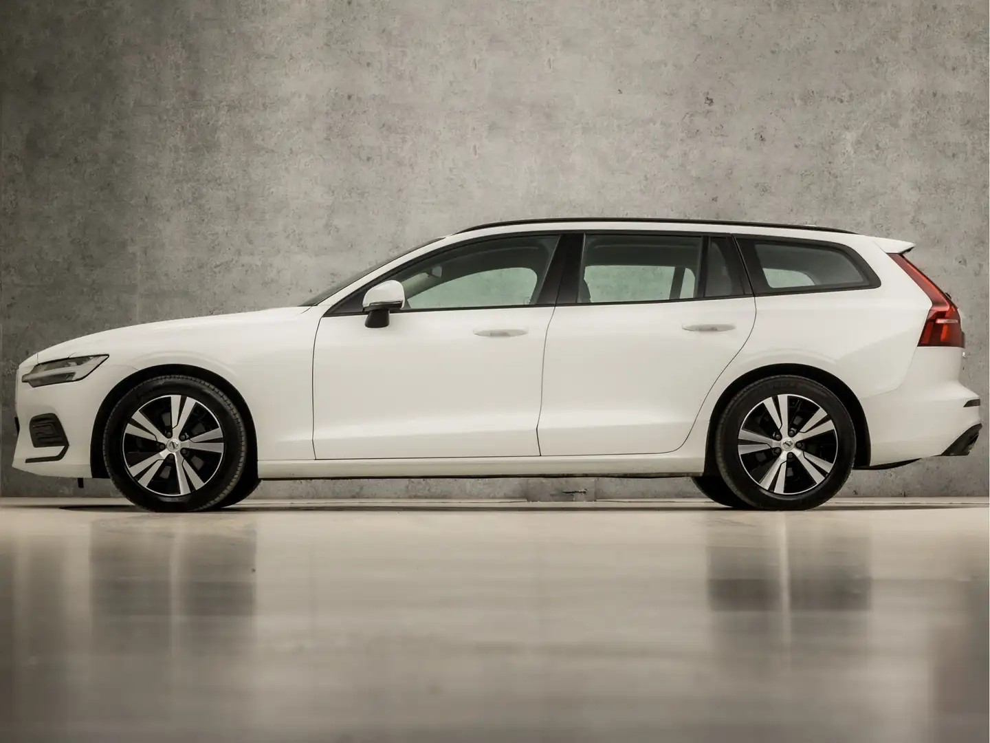 Volvo V60 2.0 B3 Sport 177Pk Automaat (APPLE CARPLAY, GROOT Wit - 2