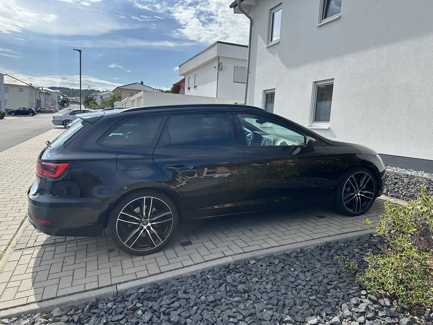 SEAT Leon ST 2.0 TSI 4Drive OPF DSG Cupra Schwarz - 2