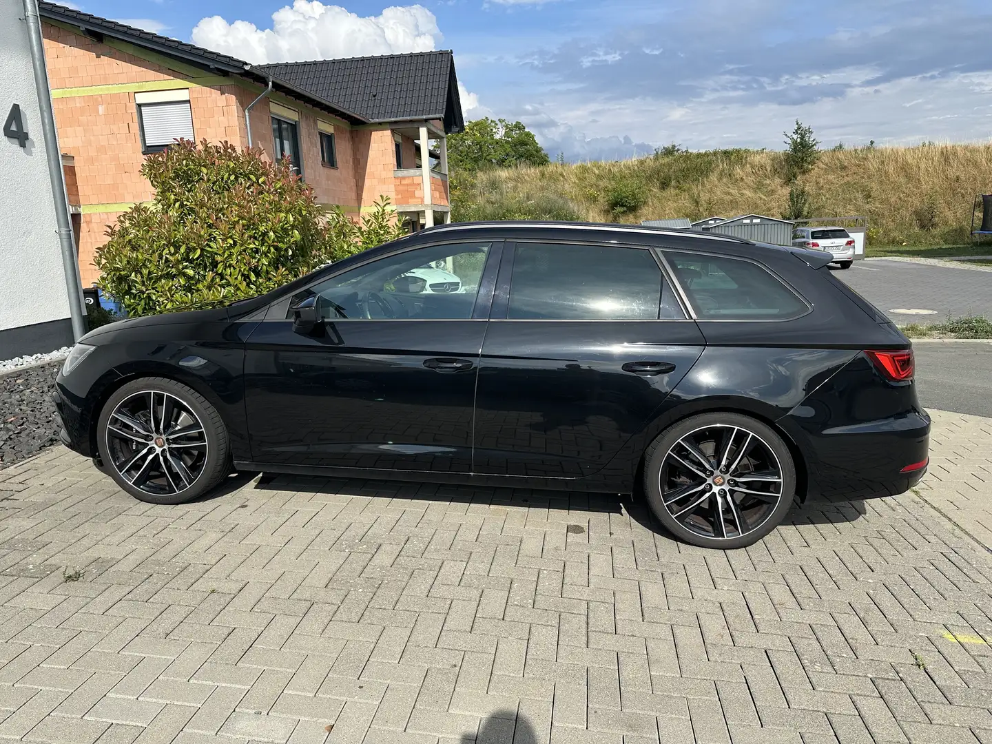SEAT Leon ST 2.0 TSI 4Drive OPF DSG Cupra Schwarz - 1