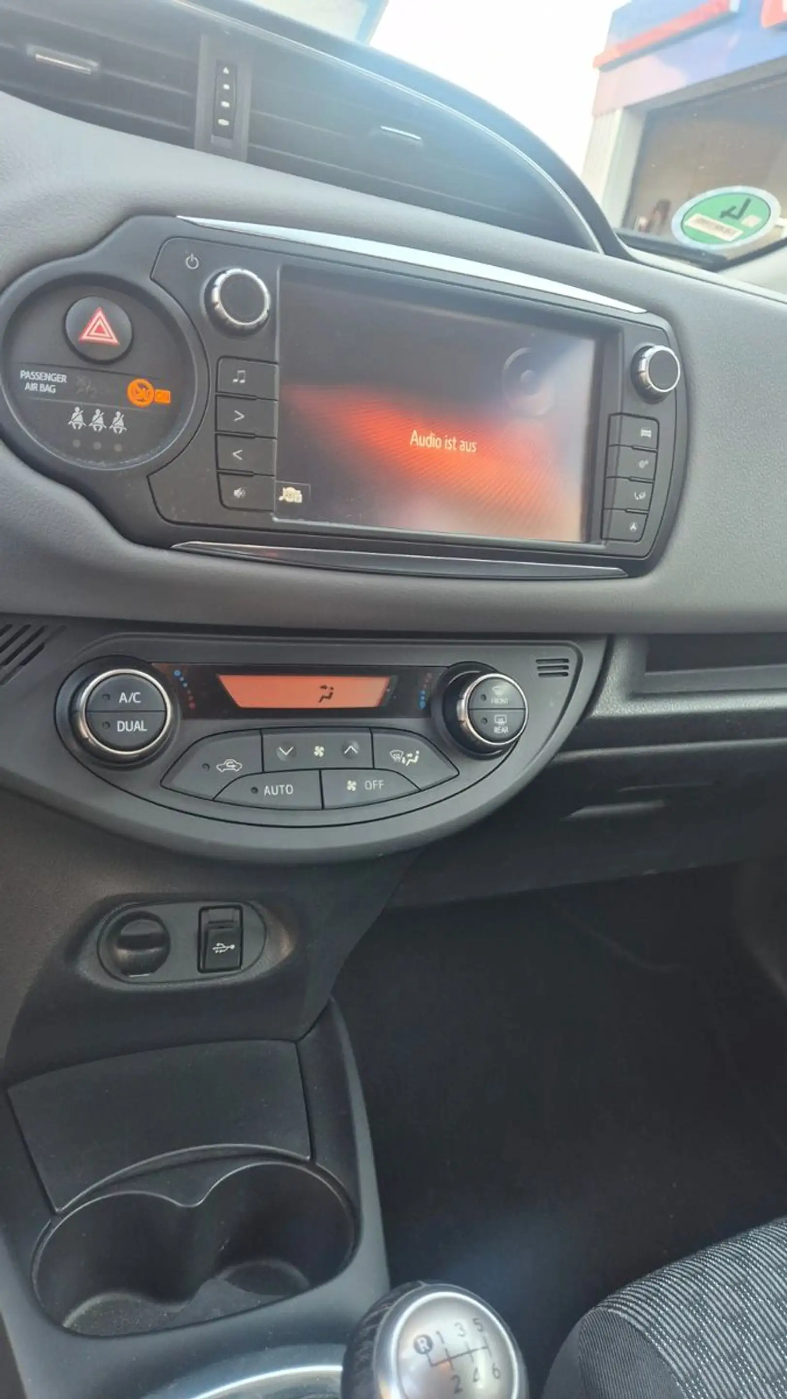 Toyota Yaris Comfort — photo 12