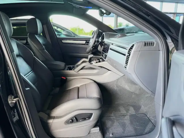 Porsche Cayenne view 12