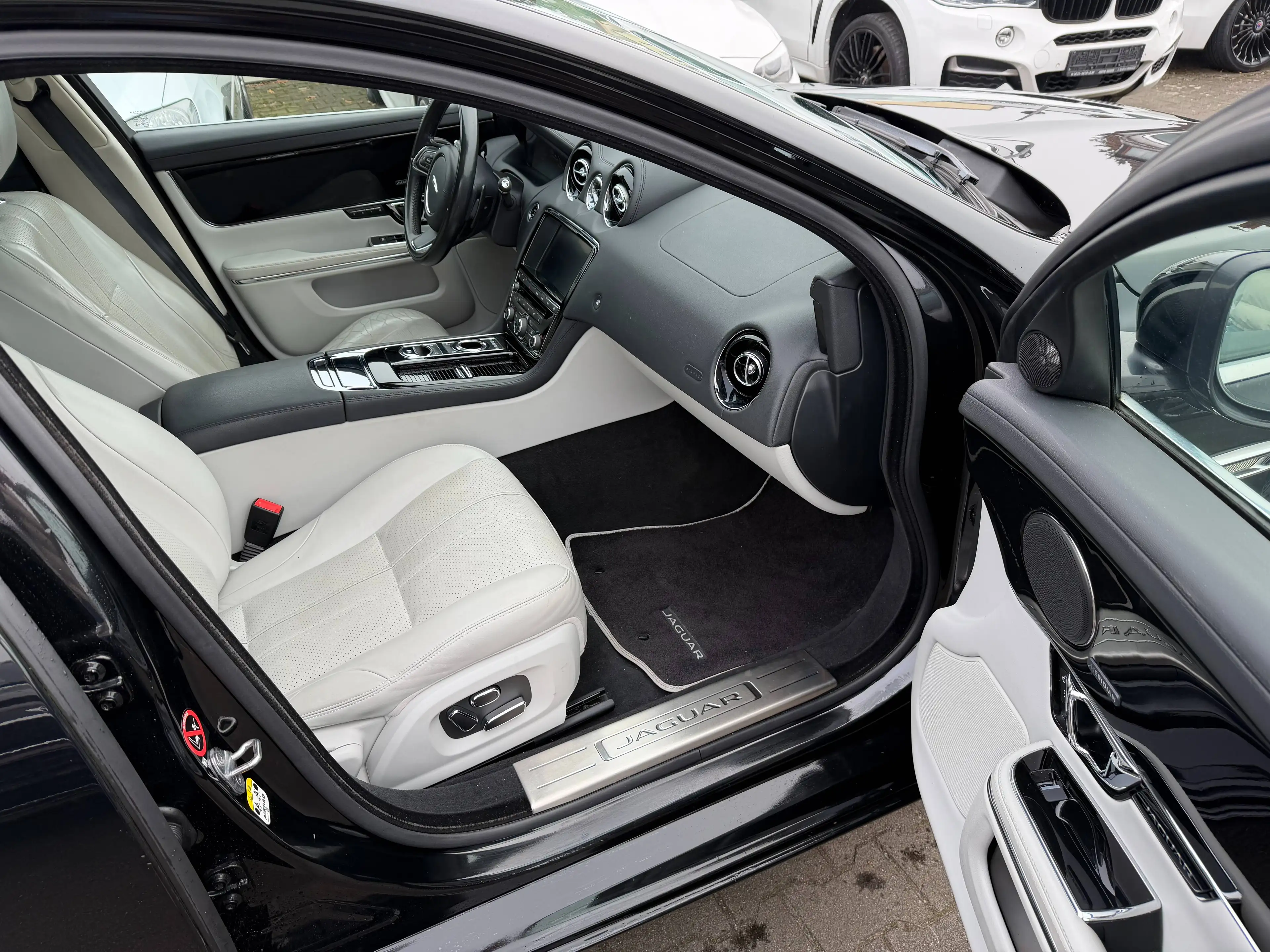 Jaguar XJ Premium Luxury 3.0d V6~Meridian~Leder~Pano~VOLL — photo 14