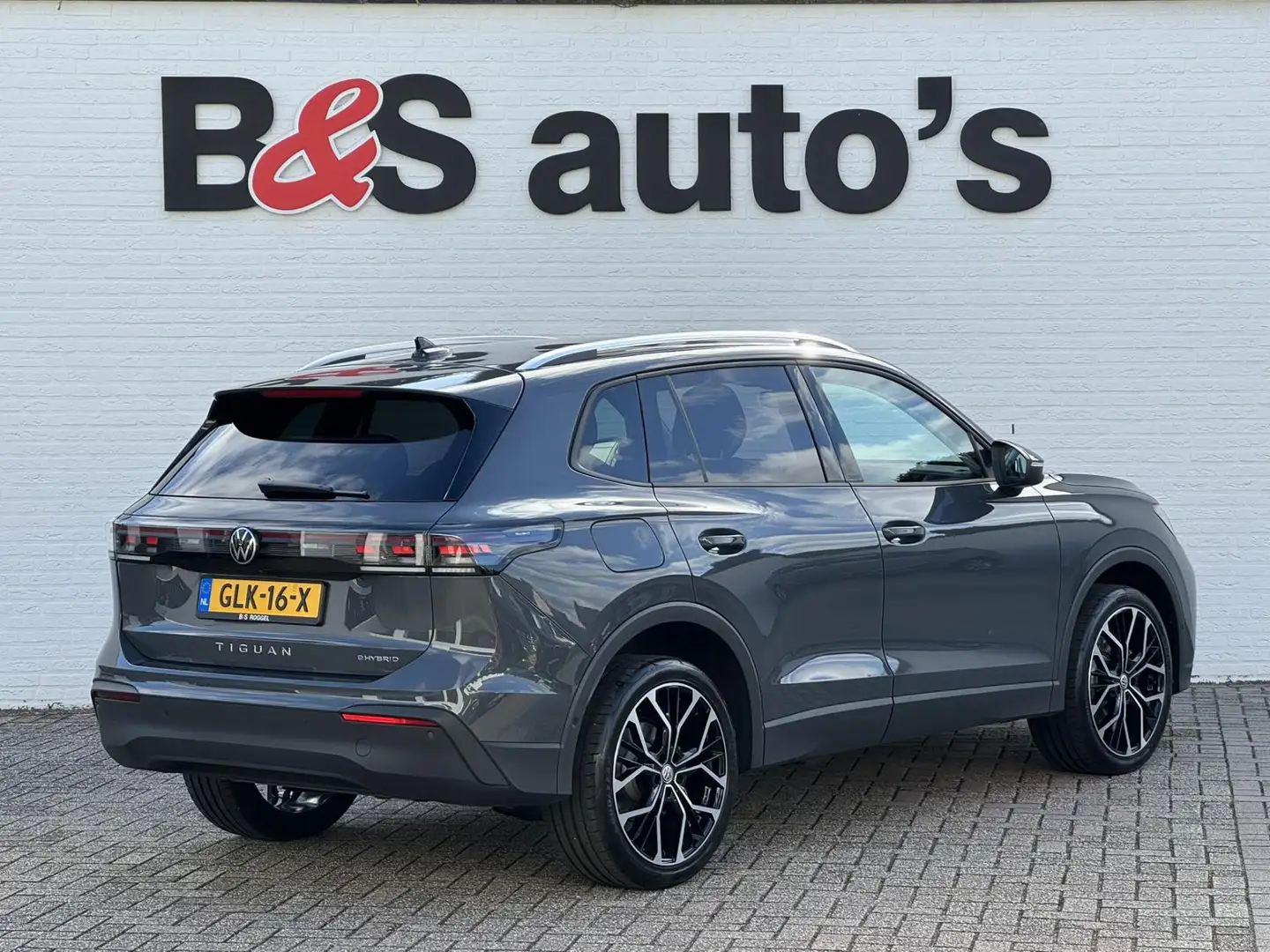 Volkswagen Tiguan 1.5 eHybrid Led Camera ACC Carplay Sfeerverlichtin Grijs - 2