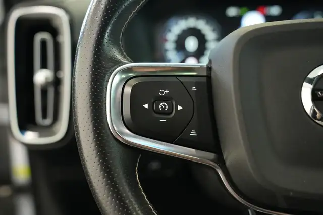 Volvo XC40 view 8
