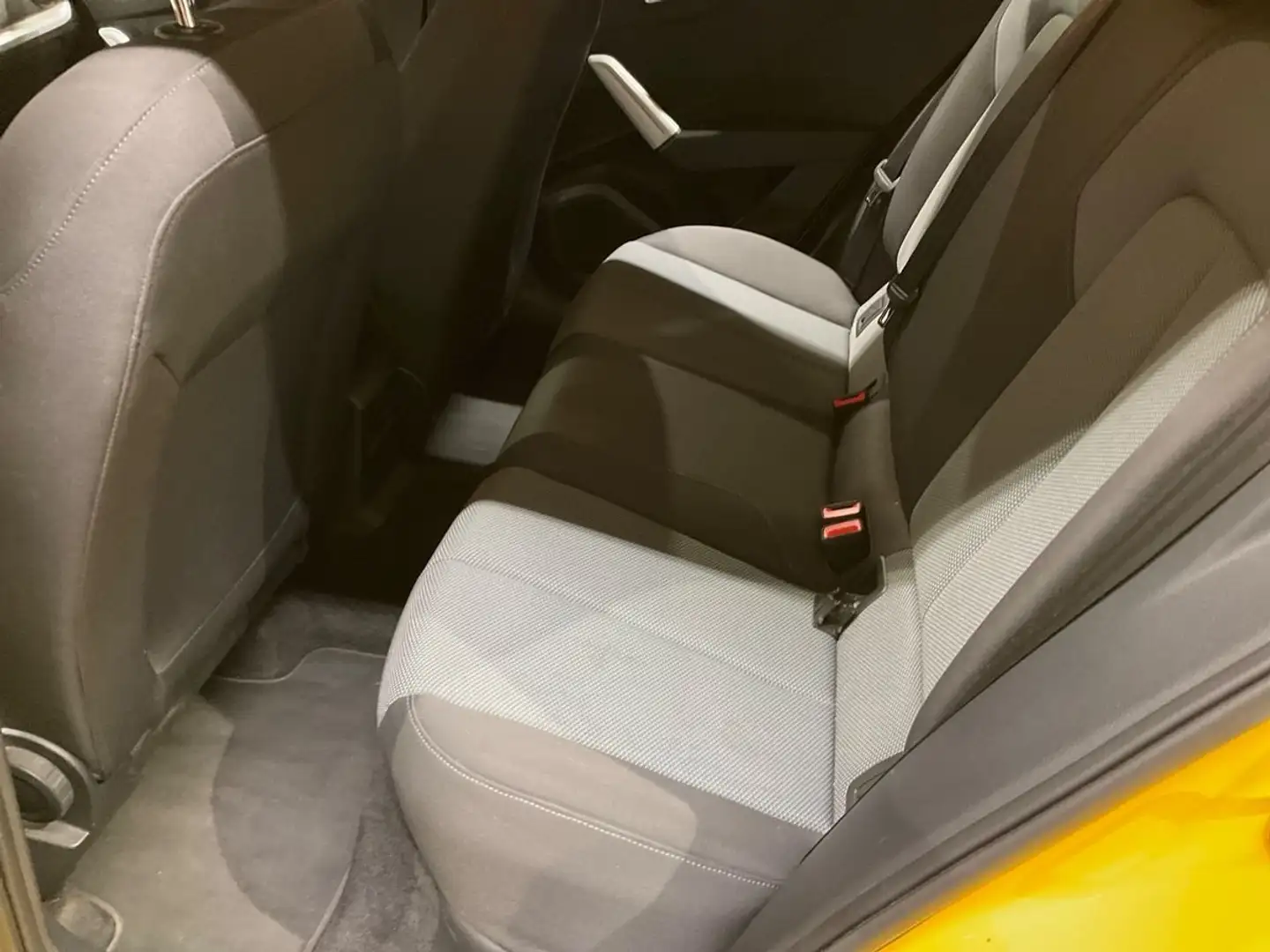 Audi Q2 Q2 30 TFSI design Jaune - 1