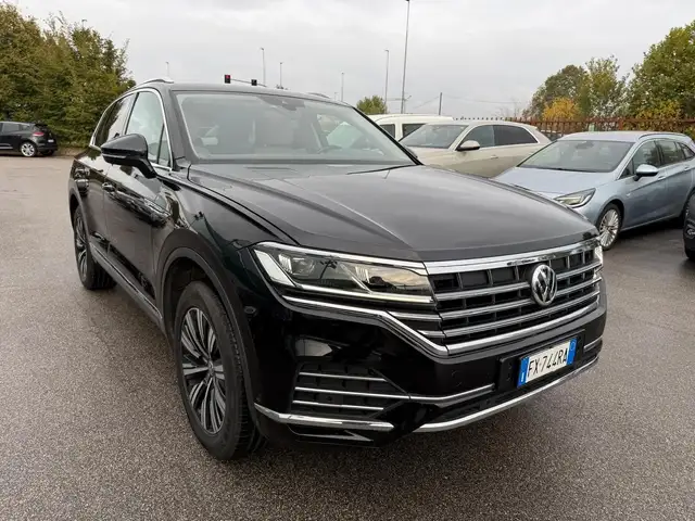 Volkswagen Touareg view 6