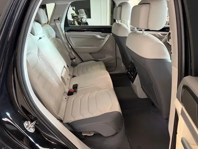 Volkswagen Touareg view 10