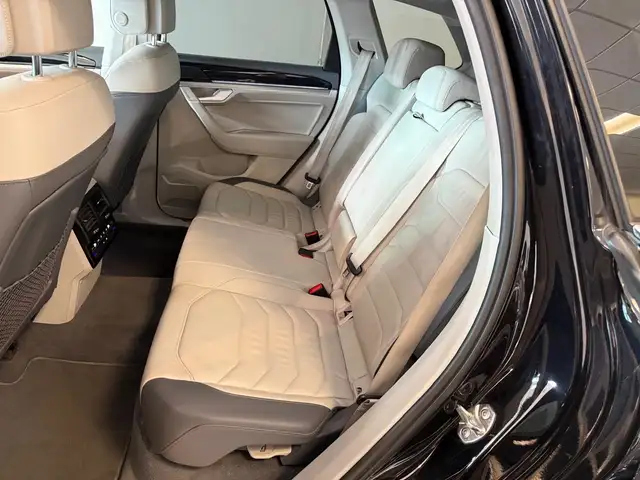 Volkswagen Touareg view 9
