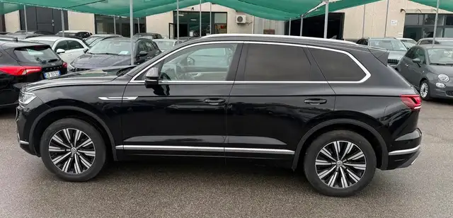 Volkswagen Touareg view 2