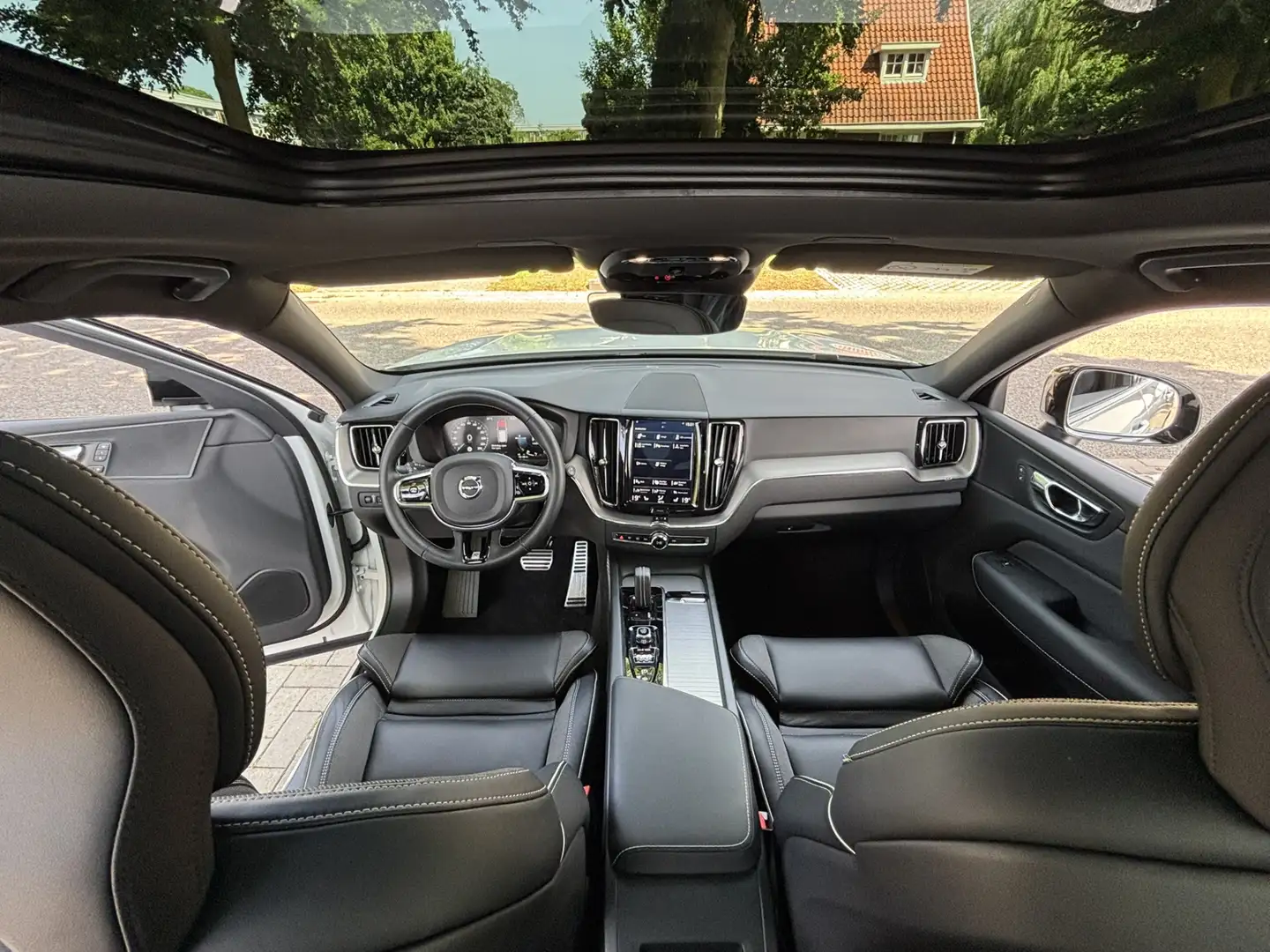 Volvo XC60 T8 AWD R-Design DAB Pano Keyless Pilot Assist Bianco - 2