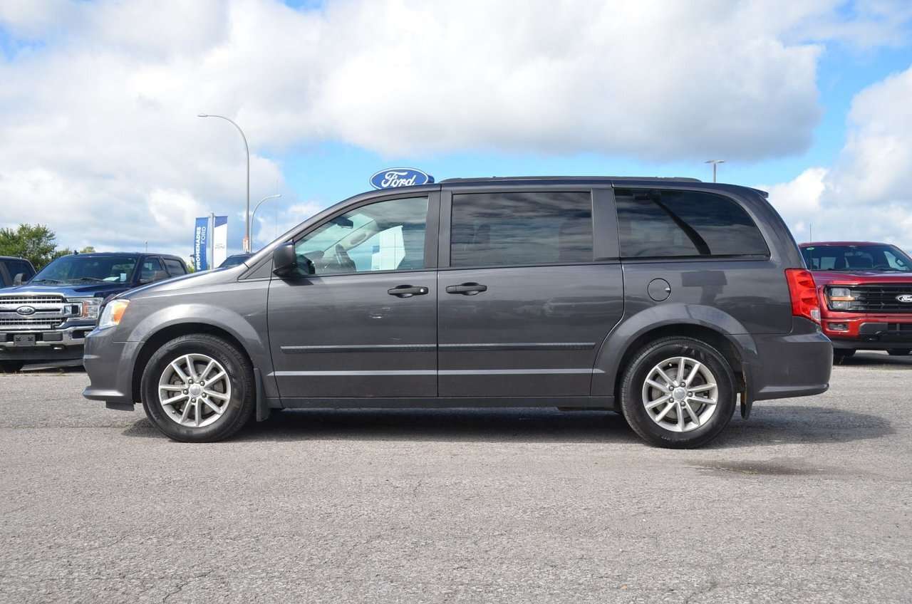 2016 Dodge Grand Caravan Canada Value Package CLEAN CARFAX, LOW MILEAGE / A — снимка 1