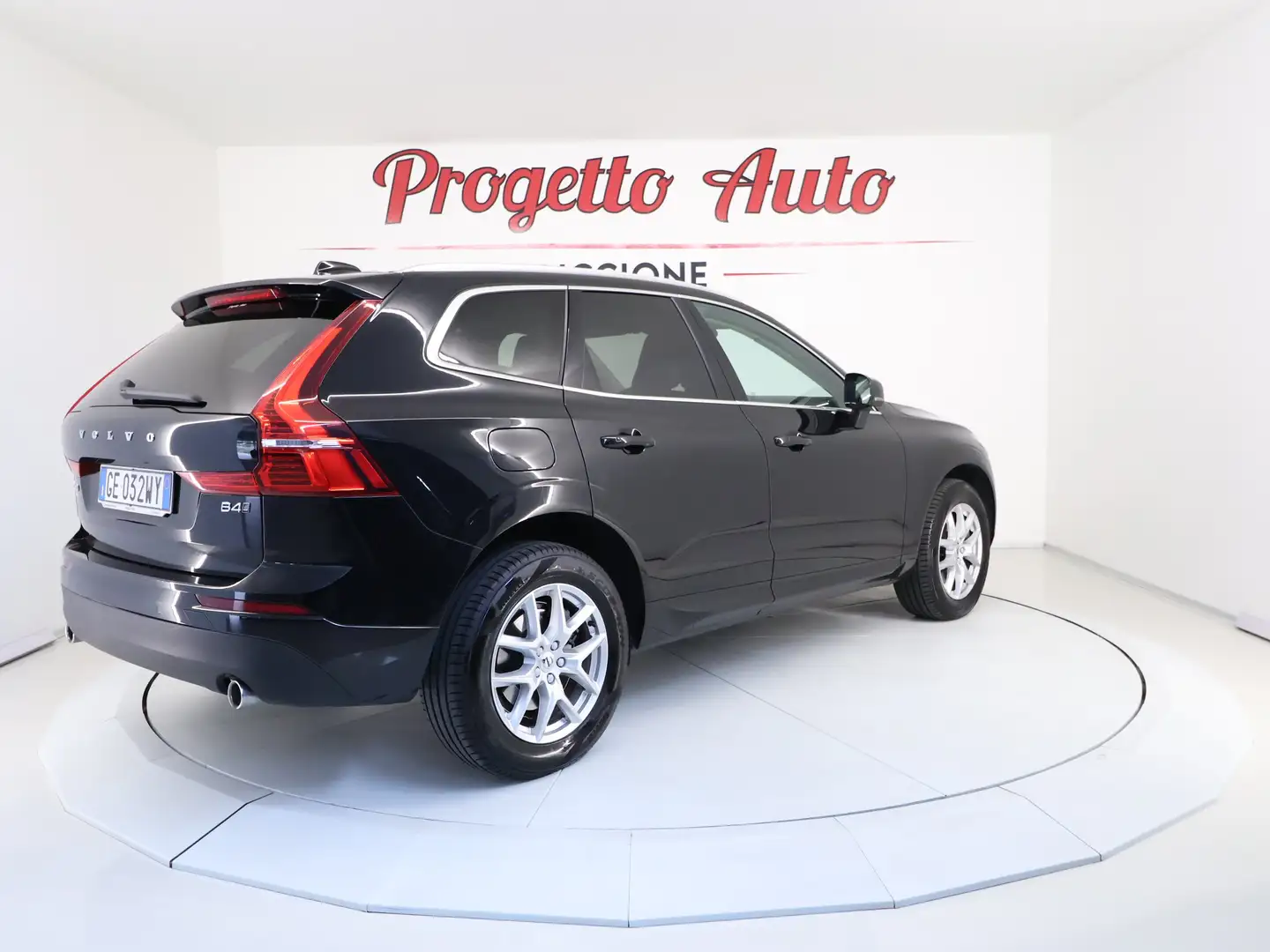 Volvo XC60 XC60 2.0 b4 Momentum Pro awd auto LED NAVI TEL Nero - 2