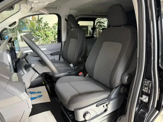 Volkswagen Transporter view 12