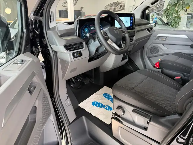 Volkswagen Transporter view 11