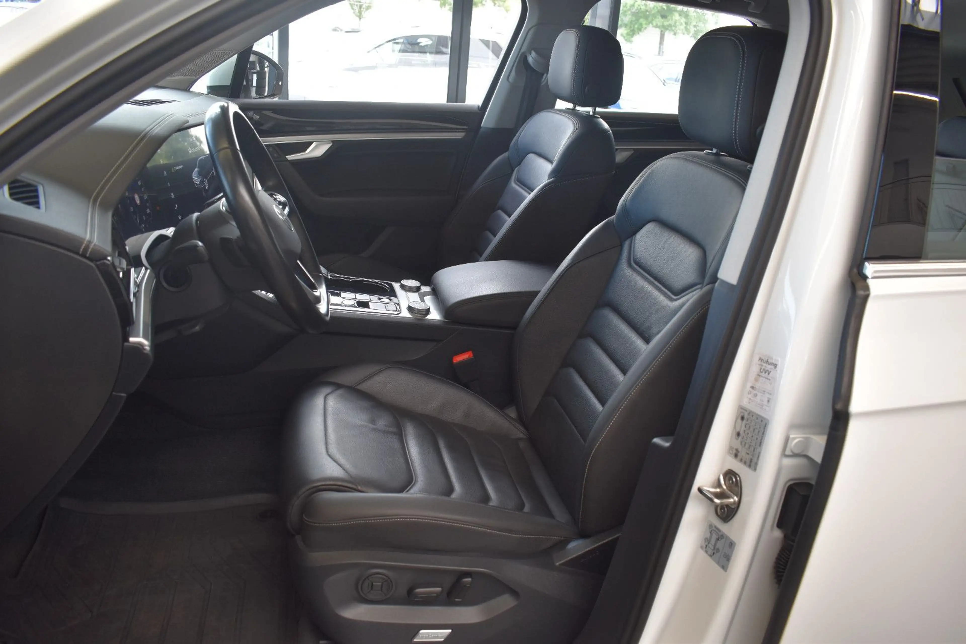 Volkswagen Touareg V6 3.0TDI Elegance 4Motion LED~VirtC~ACC — photo 8