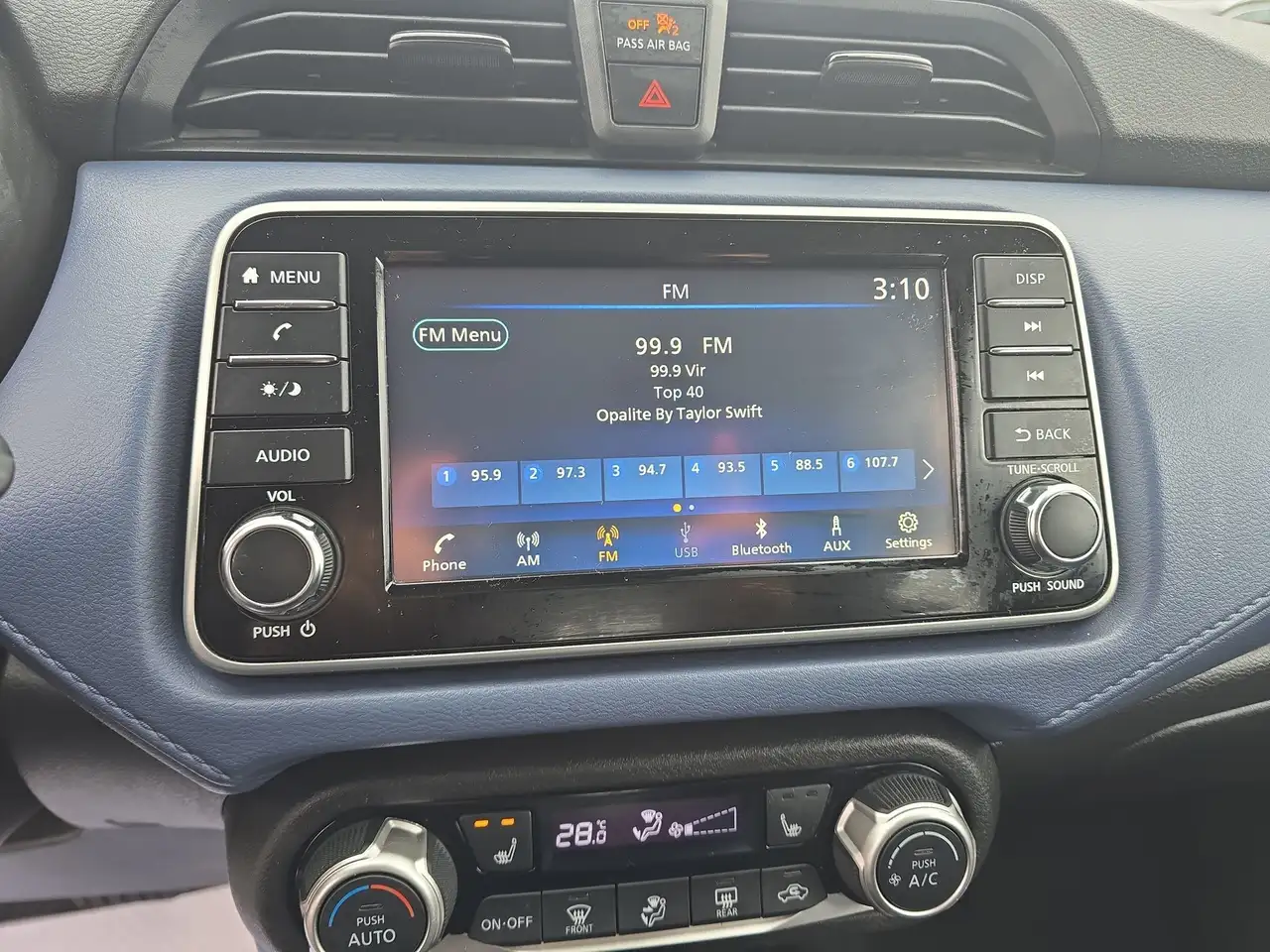 Nissan Versa снимка Nissan Versa