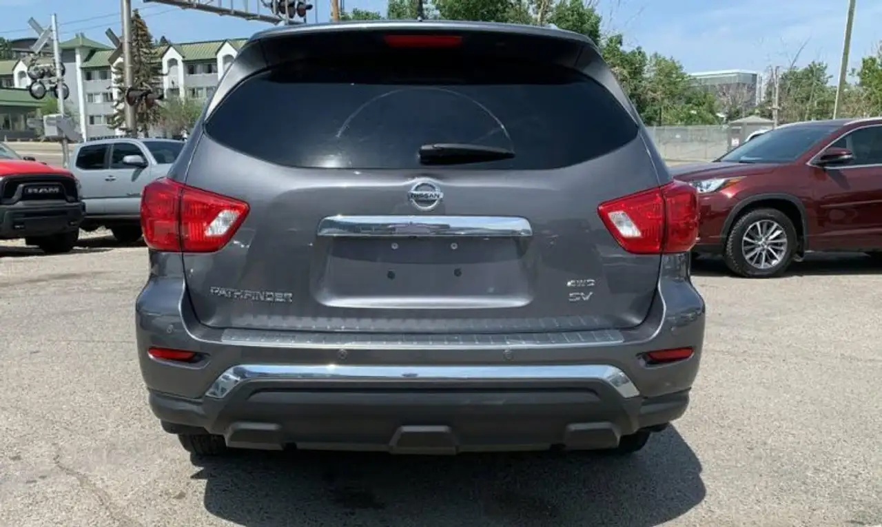 Nissan Pathfinder снимка Nissan Pathfinder