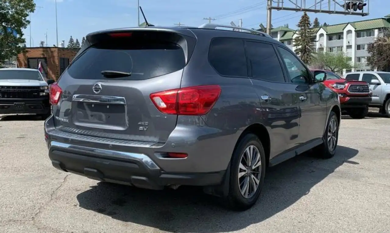 Nissan Pathfinder снимка Nissan Pathfinder
