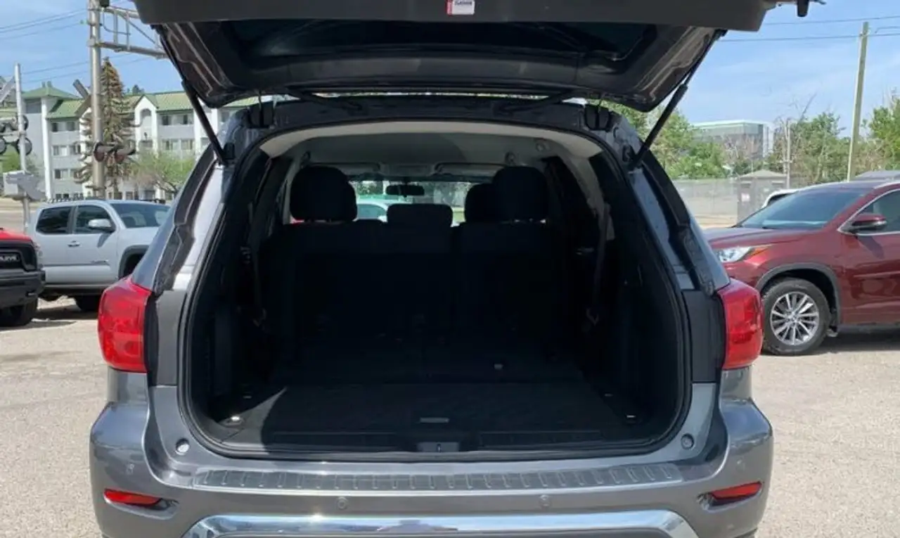 Nissan Pathfinder снимка Nissan Pathfinder