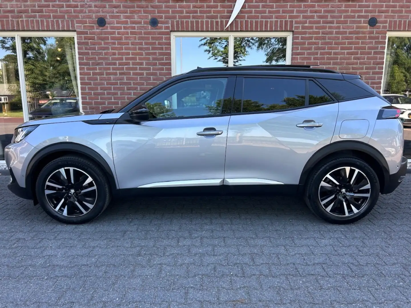 Peugeot e-2008 EV GT Pr. 50 kWh STOELVERW. / CAMERA / PANODAK / S Grau - 2
