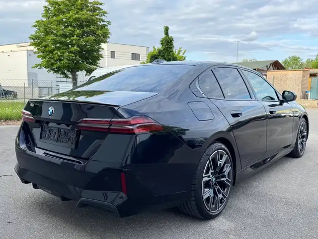 BMW 5 Series view 13