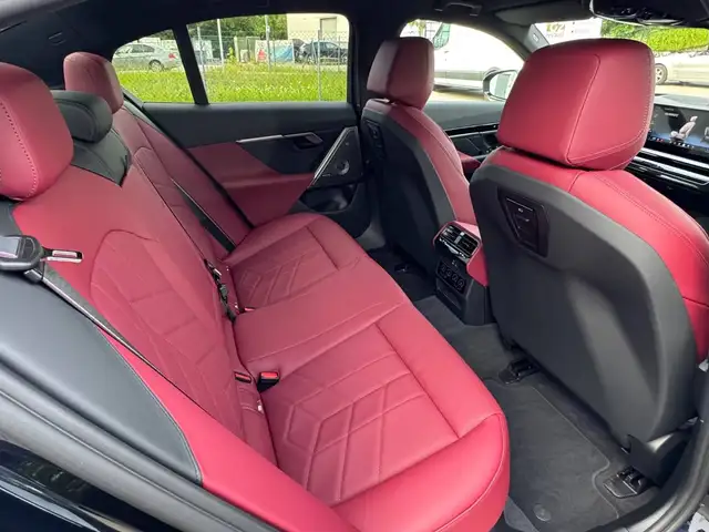 BMW 5 Series view 10