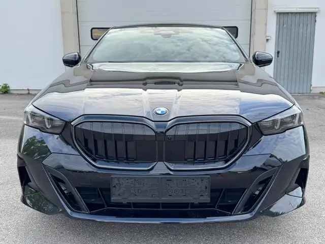 BMW 5 Series view 4