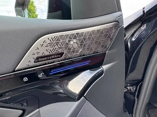 BMW 5 Series view 9