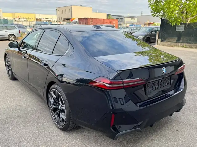 BMW 5 Series view 14