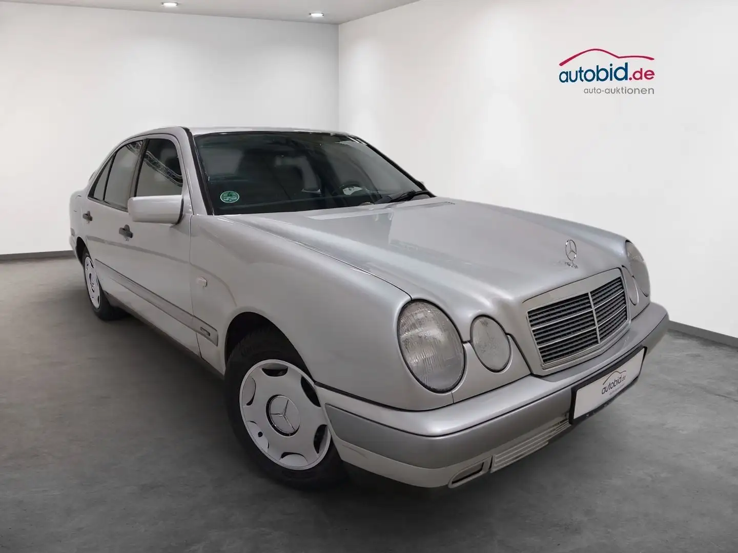 Mercedes-Benz E 200 Klima Rentnerfahrzeug *108000KM* Gümüş rengi - 1