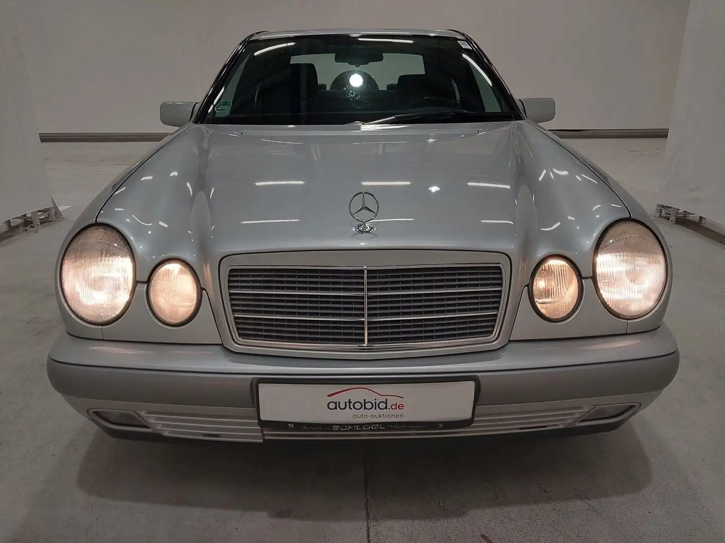 Mercedes-Benz E 200 Klima Rentnerfahrzeug *108000KM* Silver - 2