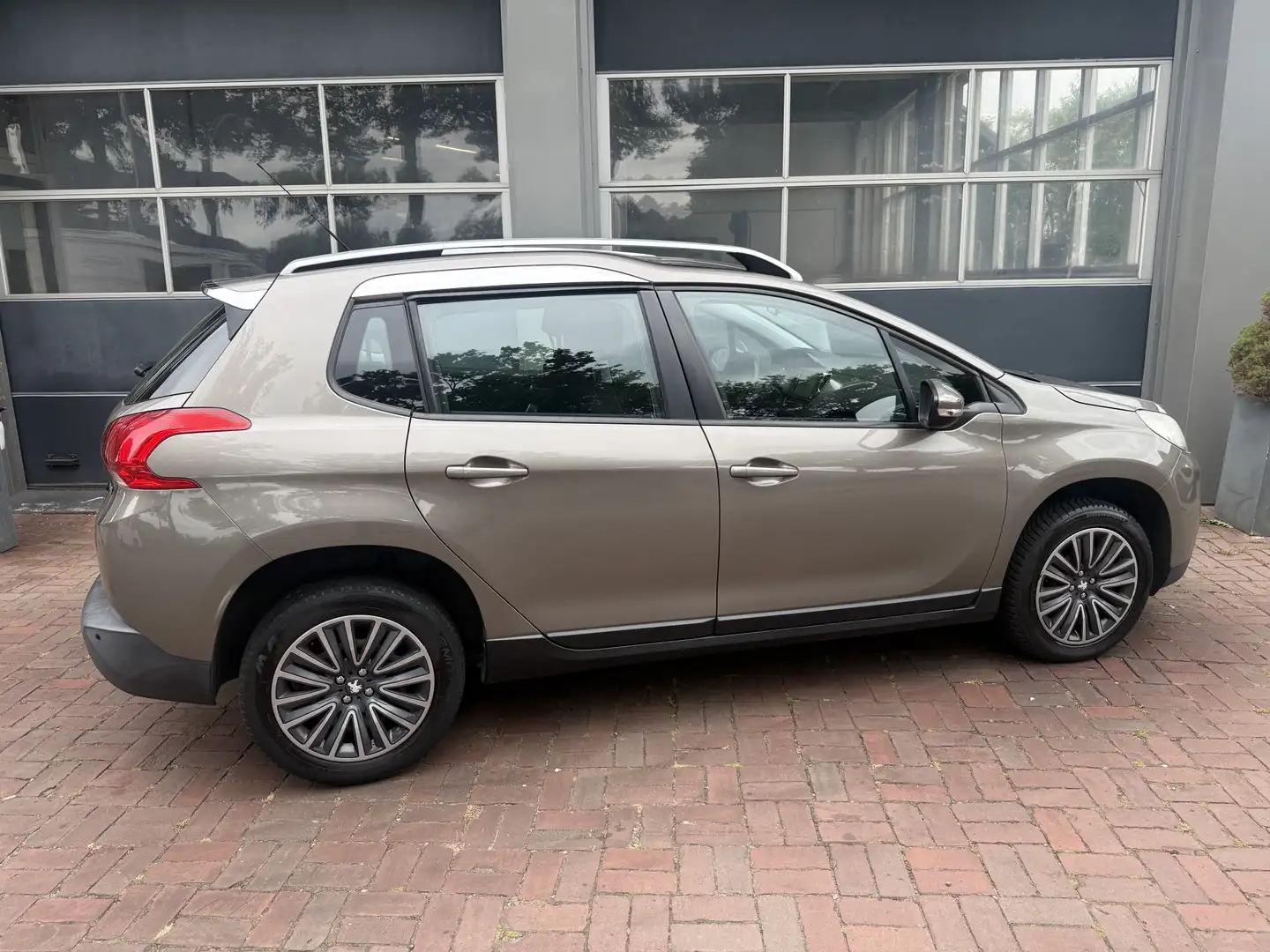 Peugeot 2008 1.2 PureTech Active Bj 2014 km 139.000 nap leuk be Grijs - 2