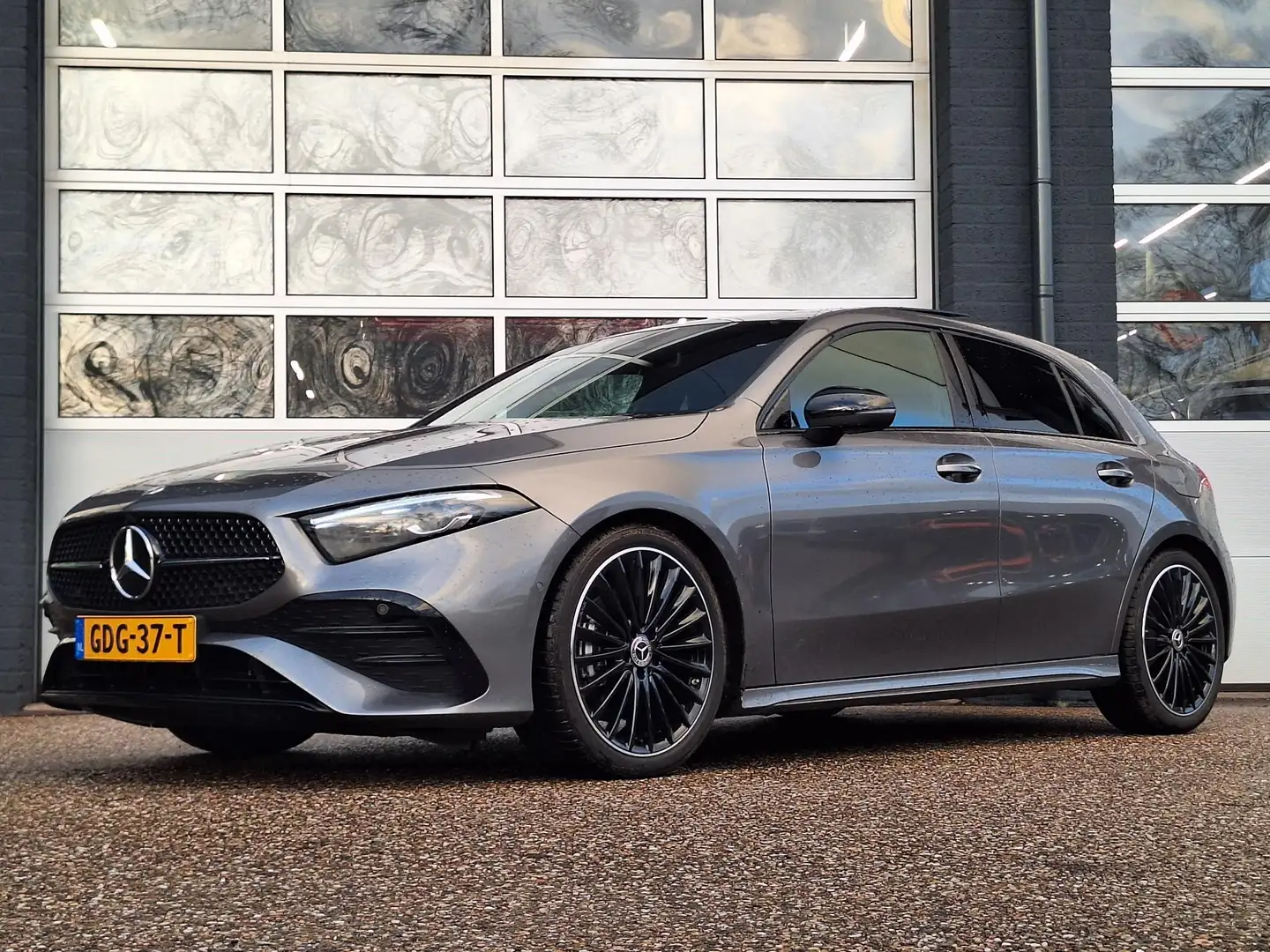 Mercedes-Benz A 180 Star Edition AMG Line | Night Pakket | 19 inch Mul Grijs - 2