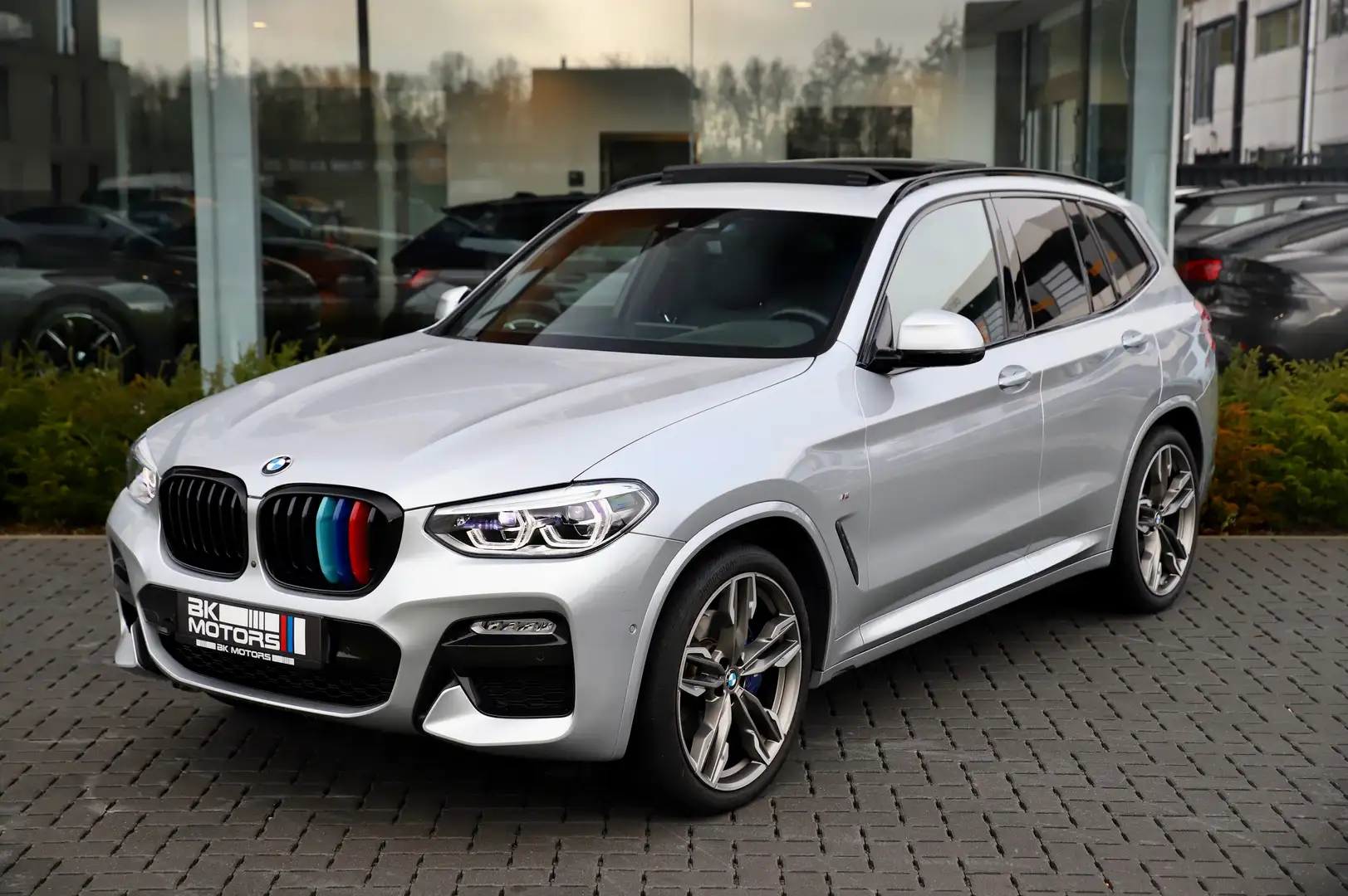 BMW X3 xDrive20i M-Pack -PANO-TREKHAAK-CRUISE-HUD-H/K-360 Zilver - 2