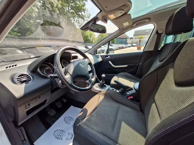 Peugeot 308 view 9