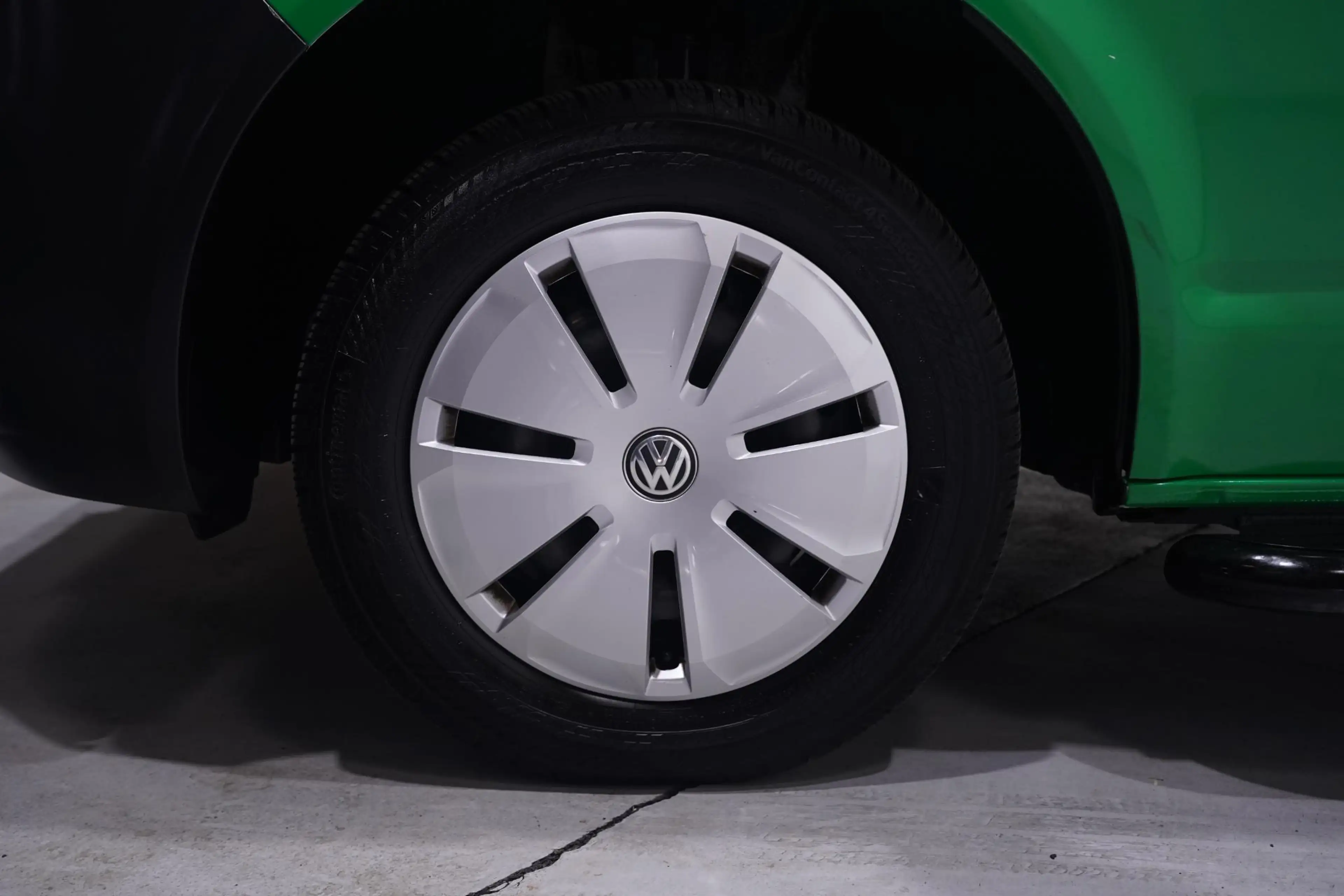 Volkswagen T6.1 Transporter 2.0 TDI 110 pk L2H1 Airco, Two Tone Groen / Wit Cr — photo 16