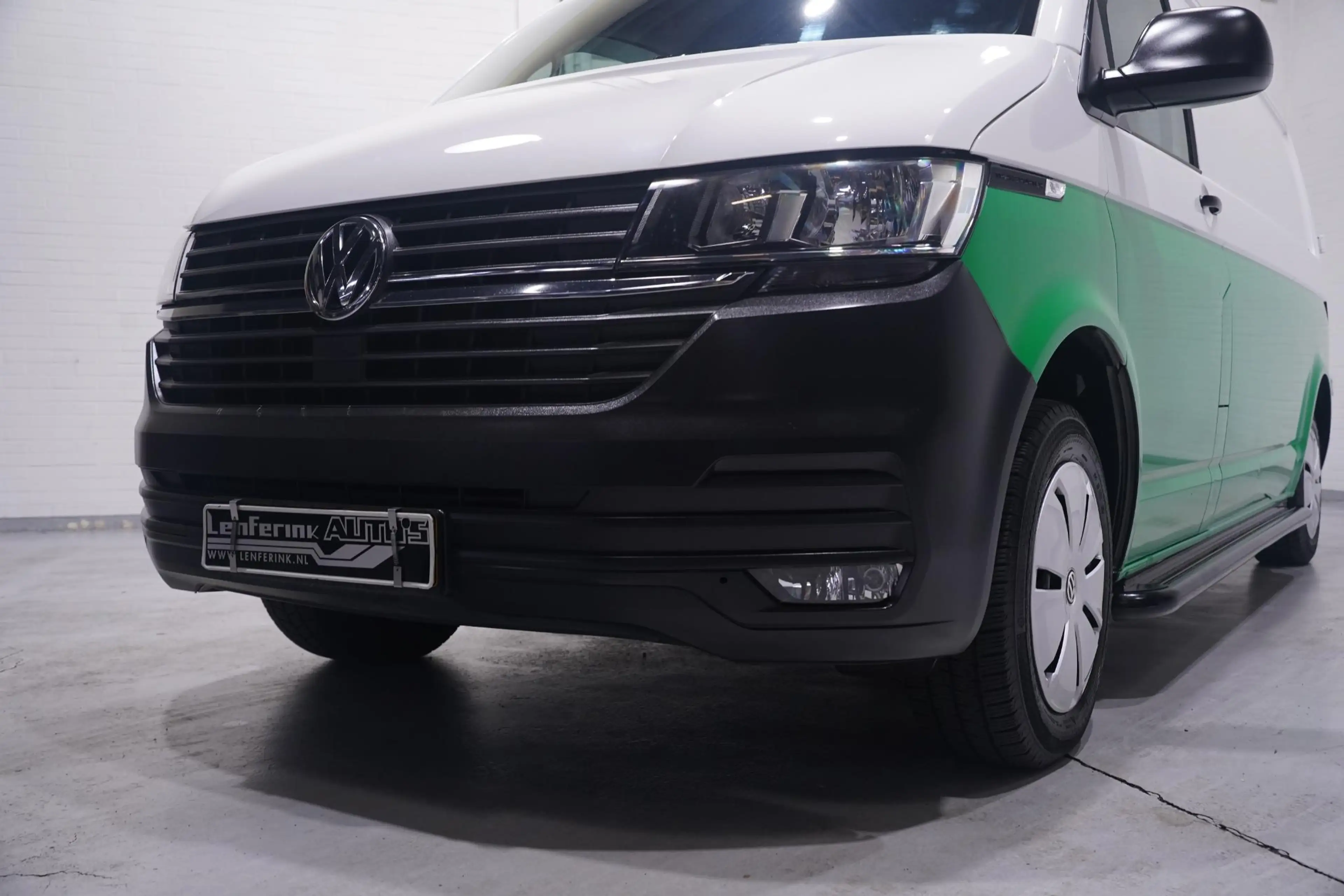 Volkswagen T6.1 Transporter 2.0 TDI 110 pk L2H1 Airco, Two Tone Groen / Wit Cr — photo 14