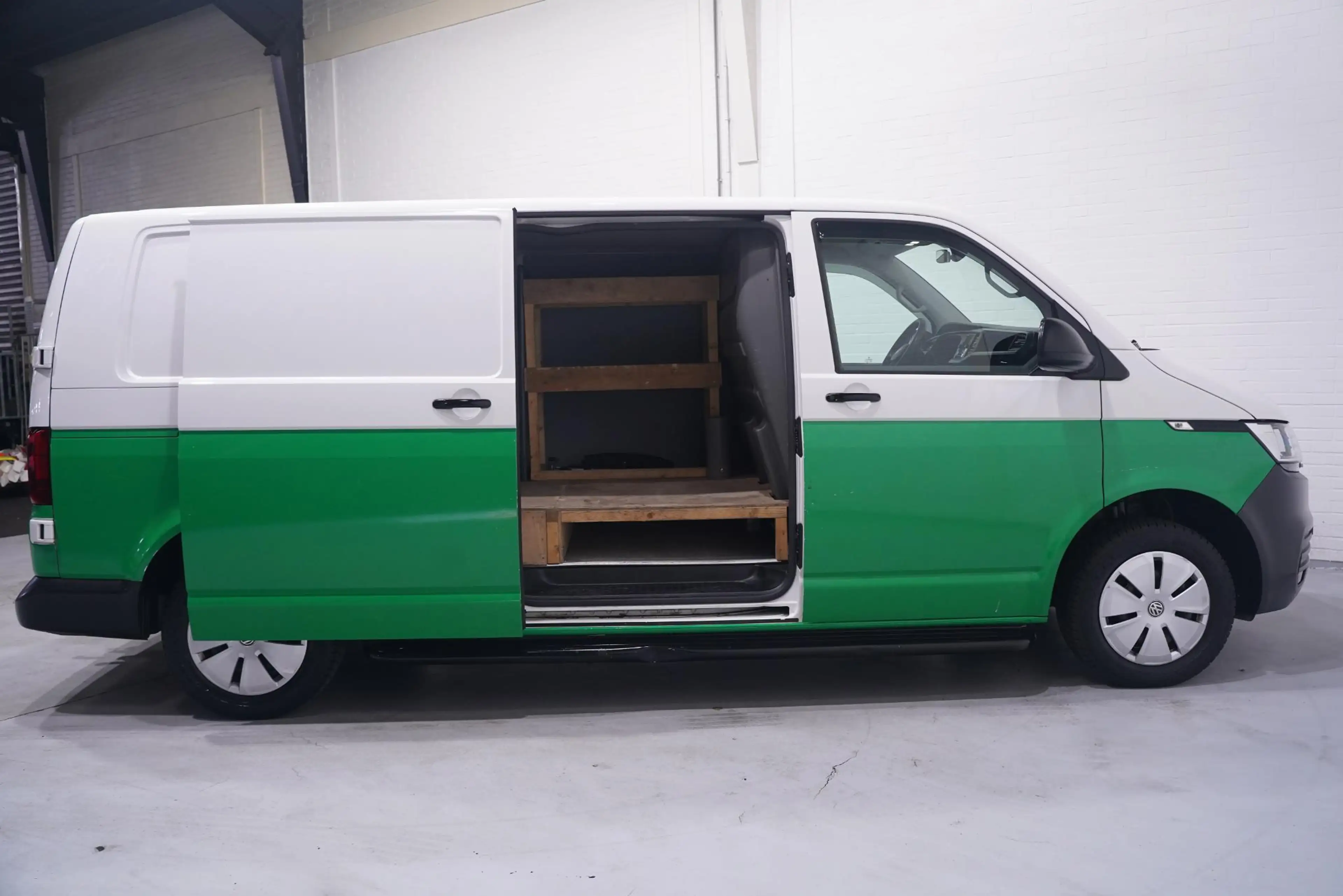Volkswagen T6.1 Transporter 2.0 TDI 110 pk L2H1 Airco, Two Tone Groen / Wit Cr — photo 9