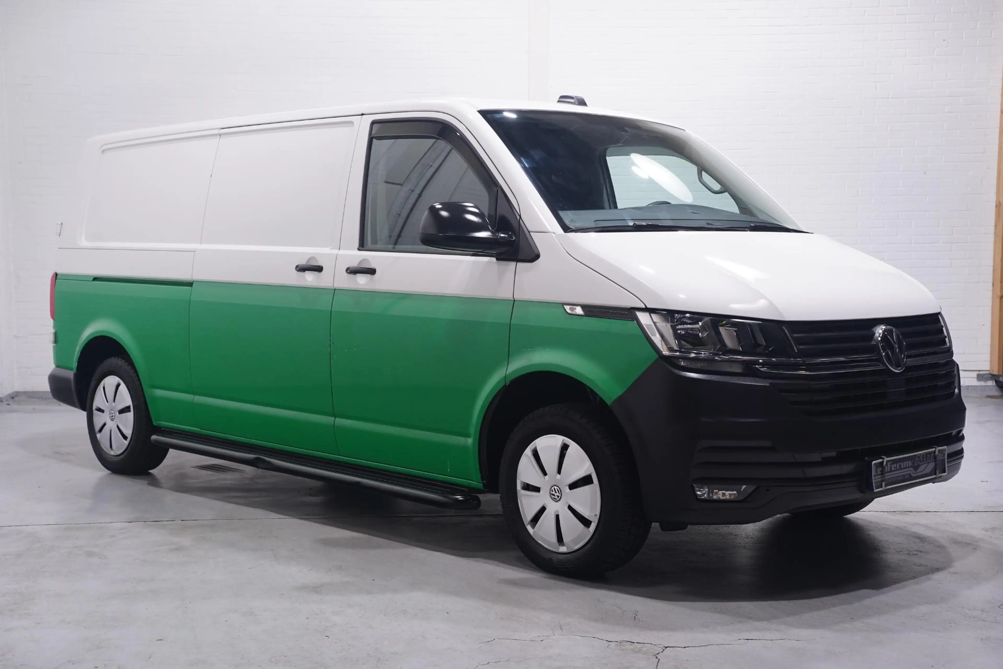 Volkswagen T6.1 Transporter 2.0 TDI 110 pk L2H1 Airco, Two Tone Groen / Wit Cr — photo 2