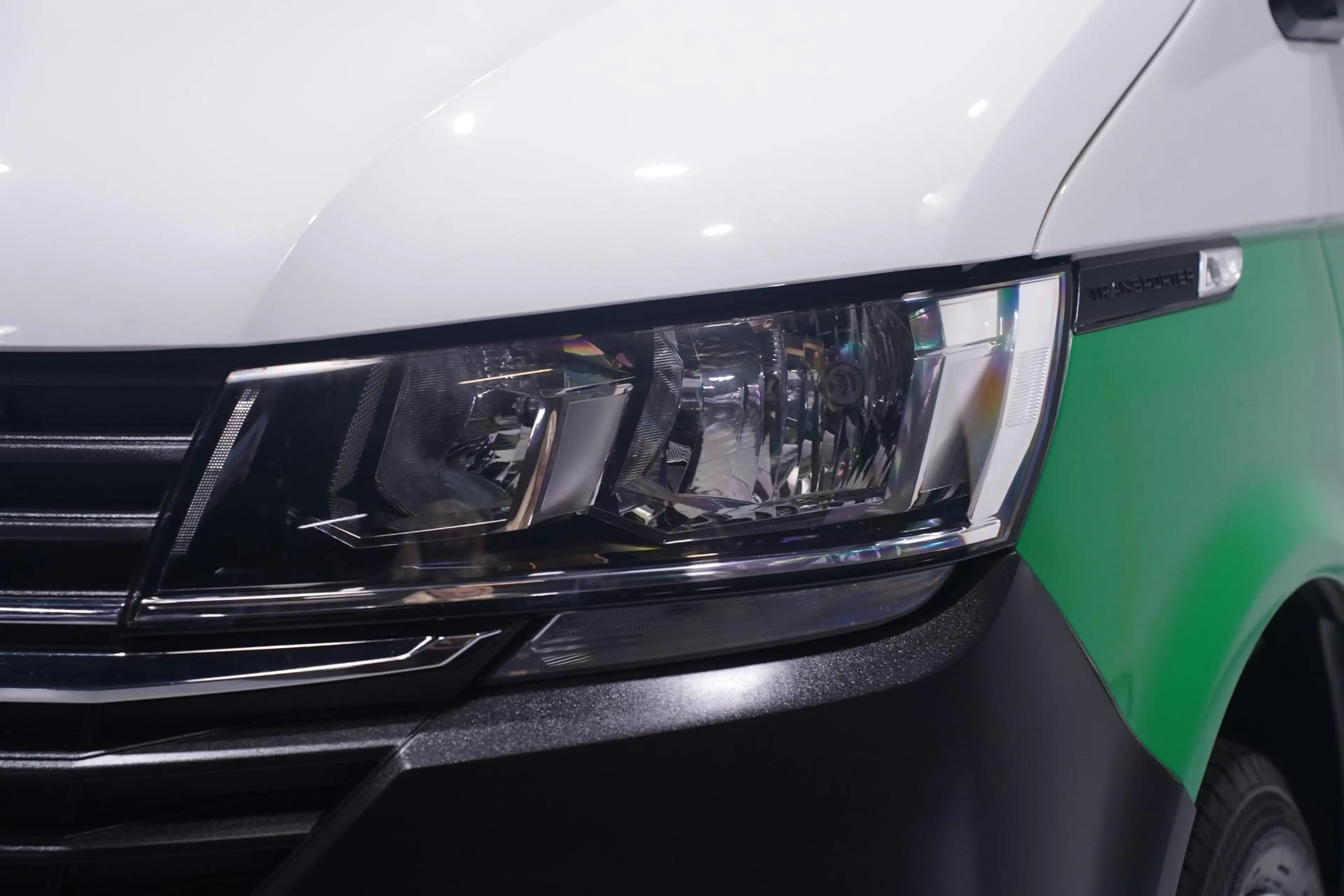 Volkswagen T6.1 Transporter 2.0 TDI 110 pk L2H1 Airco, Two Tone Groen / Wit Cr — photo 6