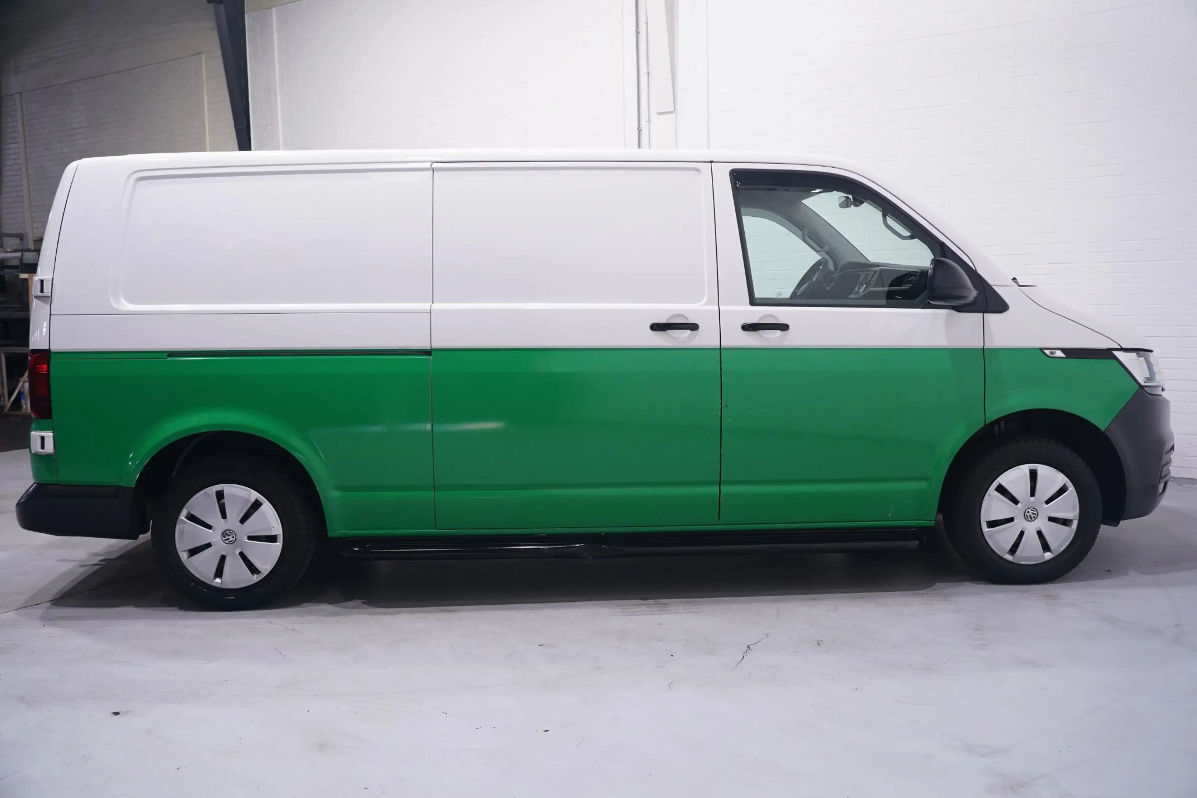 Volkswagen T6.1 Transporter 2.0 TDI 110 pk L2H1 Airco, Two Tone Groen / Wit Cr — photo 8