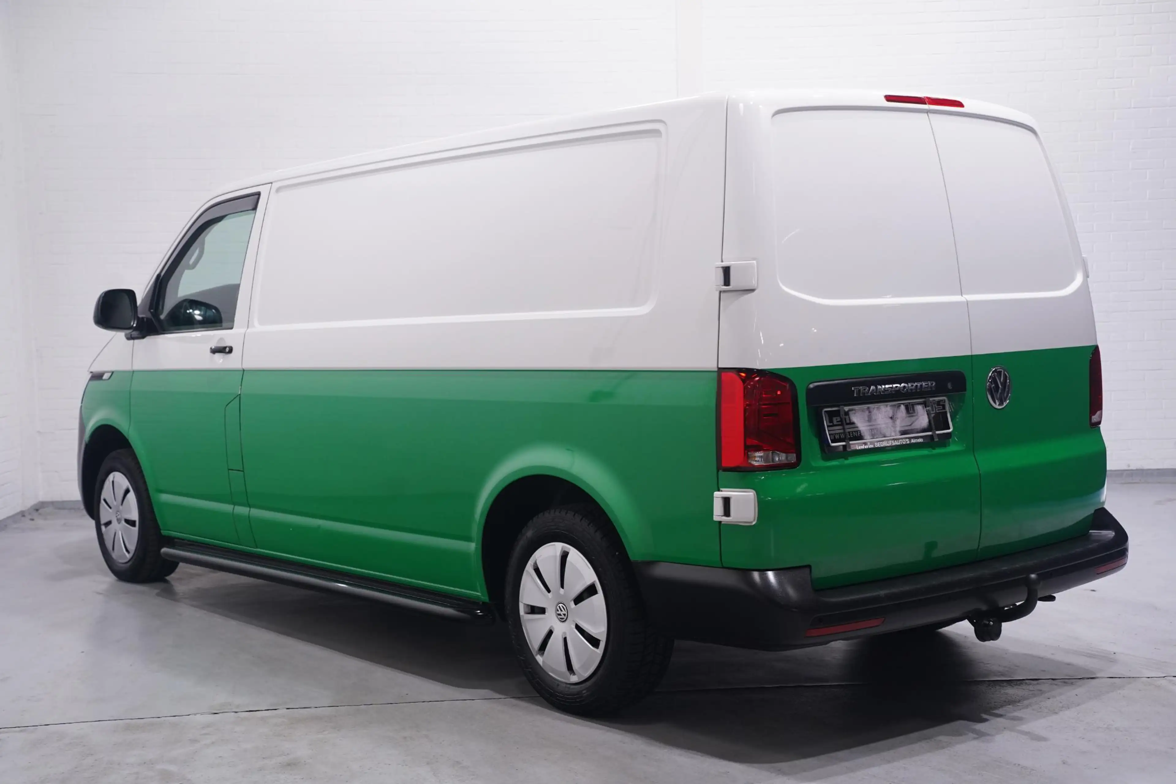 Volkswagen T6.1 Transporter 2.0 TDI 110 pk L2H1 Airco, Two Tone Groen / Wit Cr — photo 3