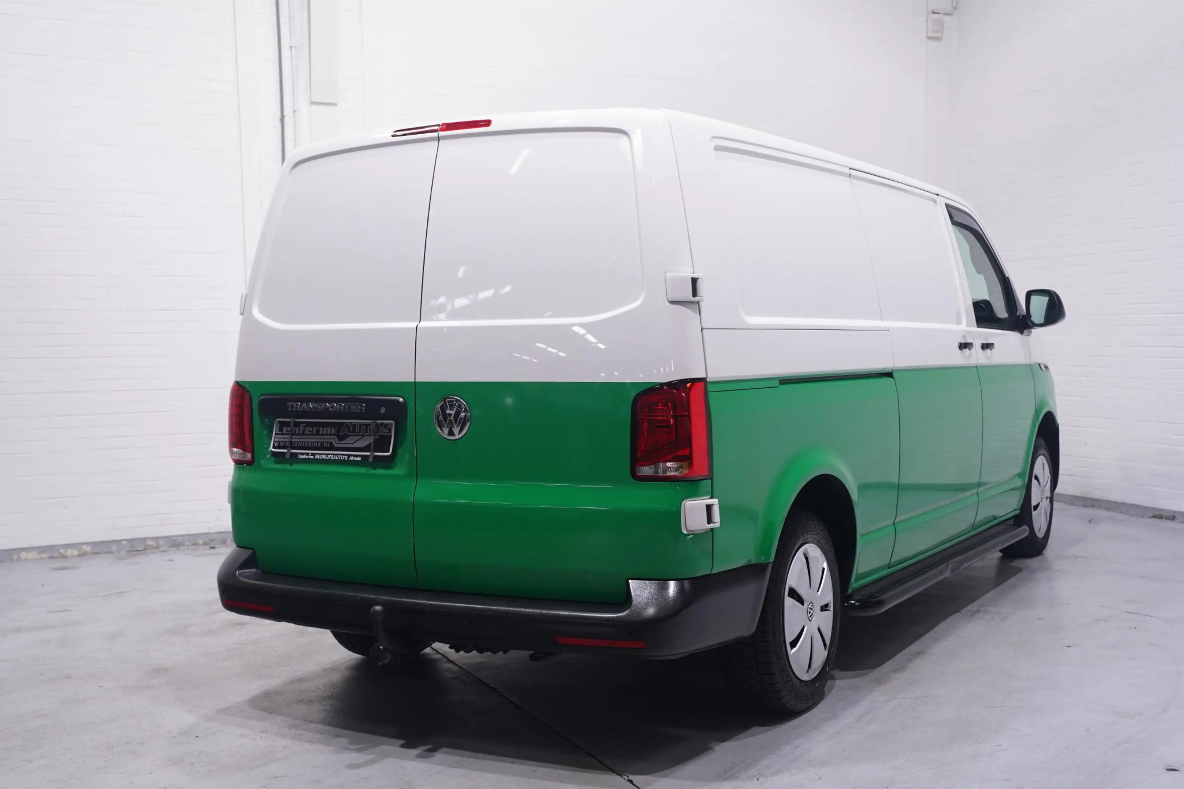 Volkswagen T6.1 Transporter 2.0 TDI 110 pk L2H1 Airco, Two Tone Groen / Wit Cr — photo 4
