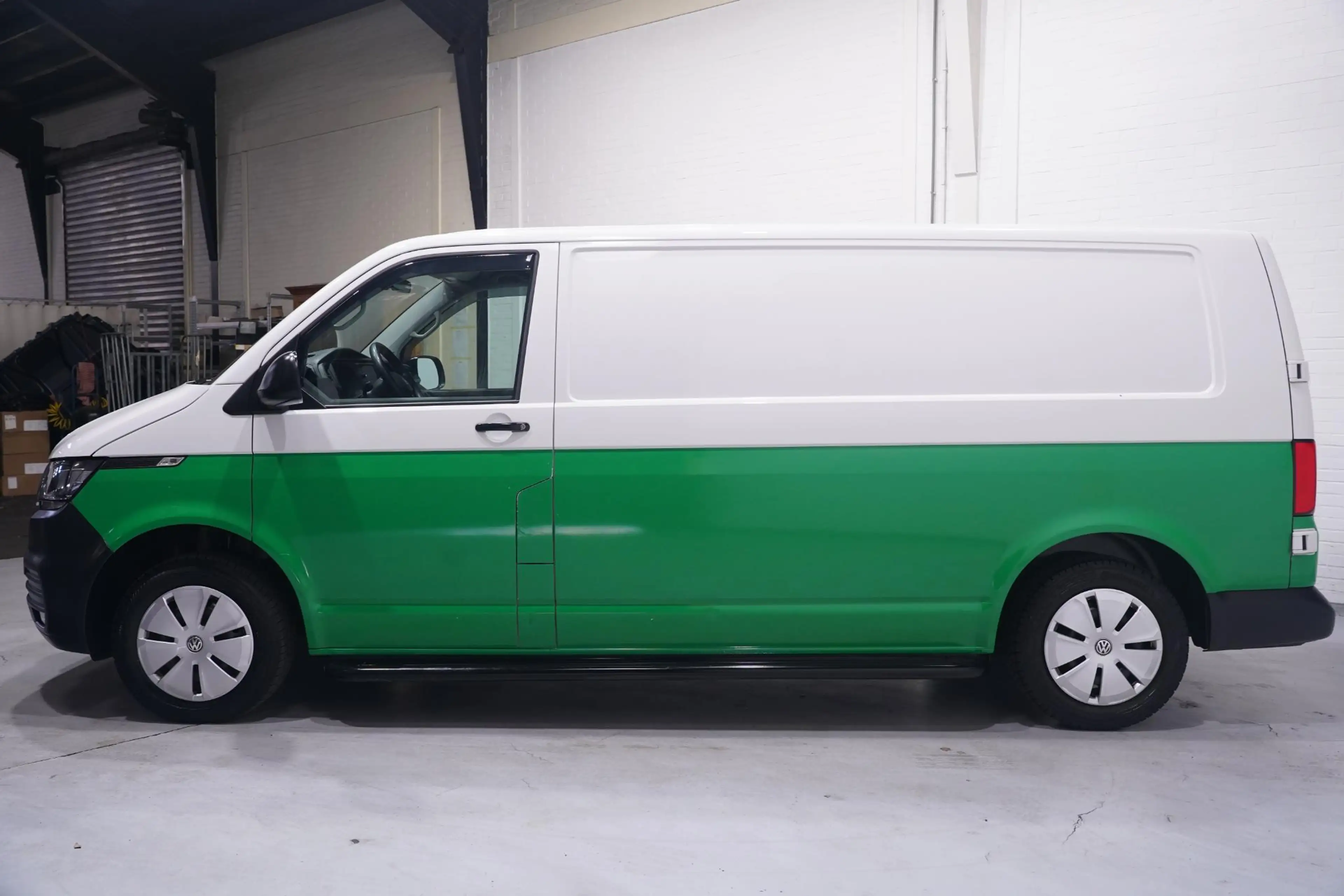 Volkswagen T6.1 Transporter 2.0 TDI 110 pk L2H1 Airco, Two Tone Groen / Wit Cr — photo 7