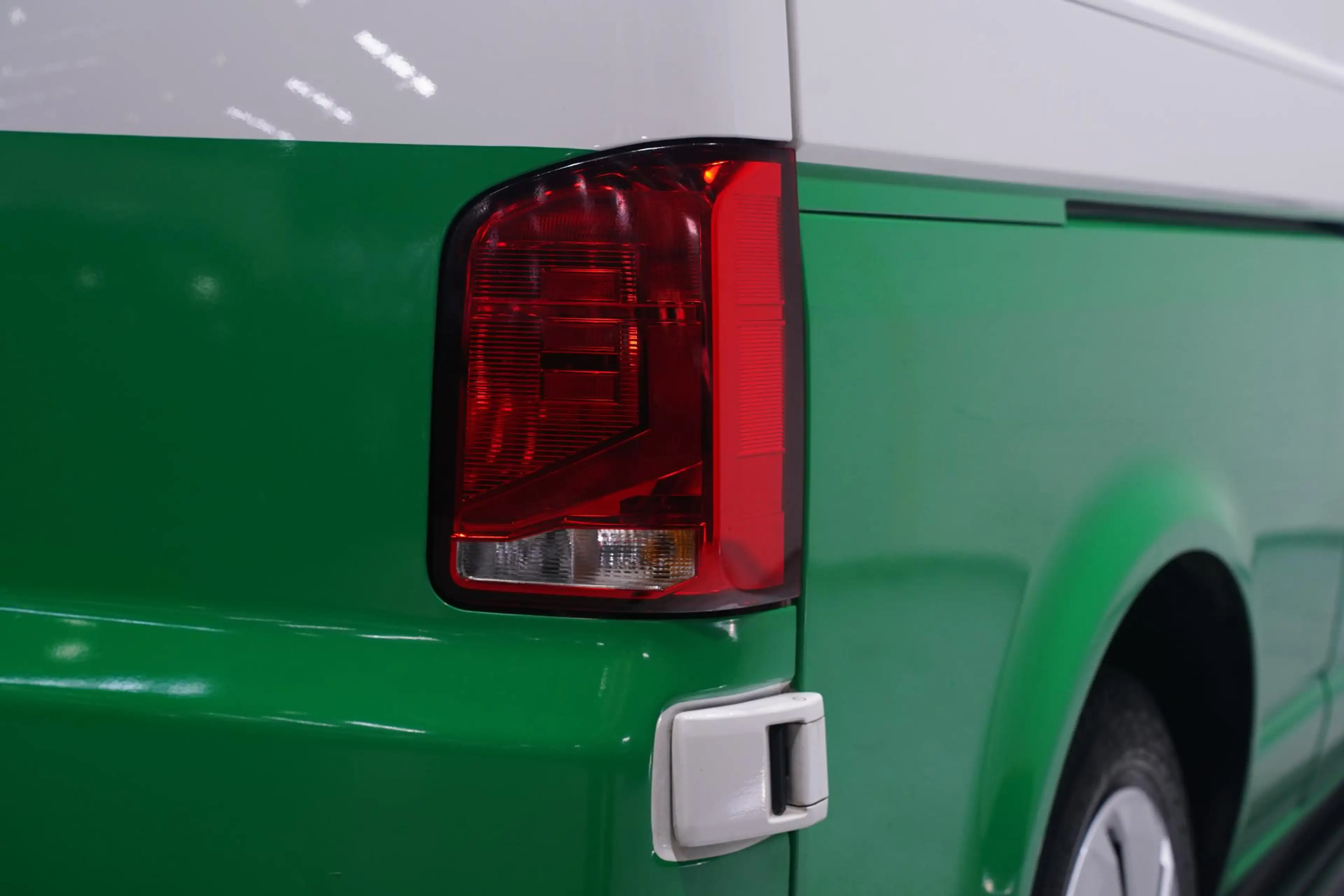 Volkswagen T6.1 Transporter 2.0 TDI 110 pk L2H1 Airco, Two Tone Groen / Wit Cr — photo 11