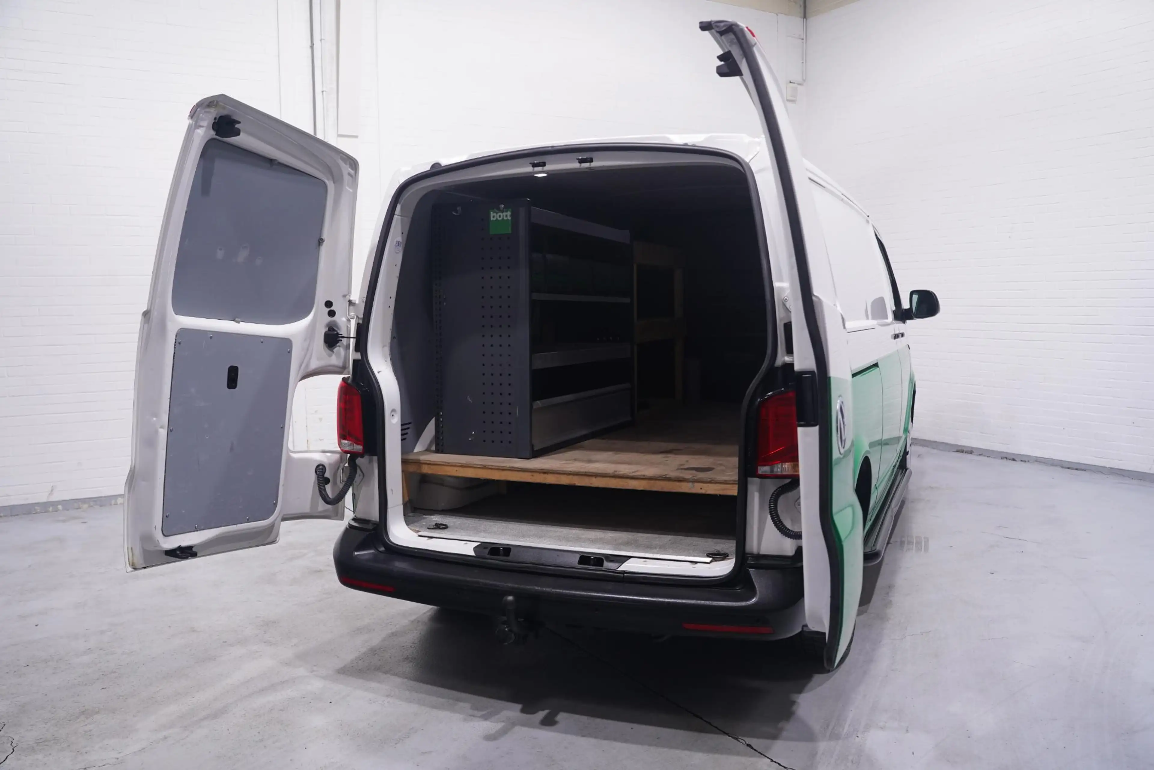Volkswagen T6.1 Transporter 2.0 TDI 110 pk L2H1 Airco, Two Tone Groen / Wit Cr — photo 13