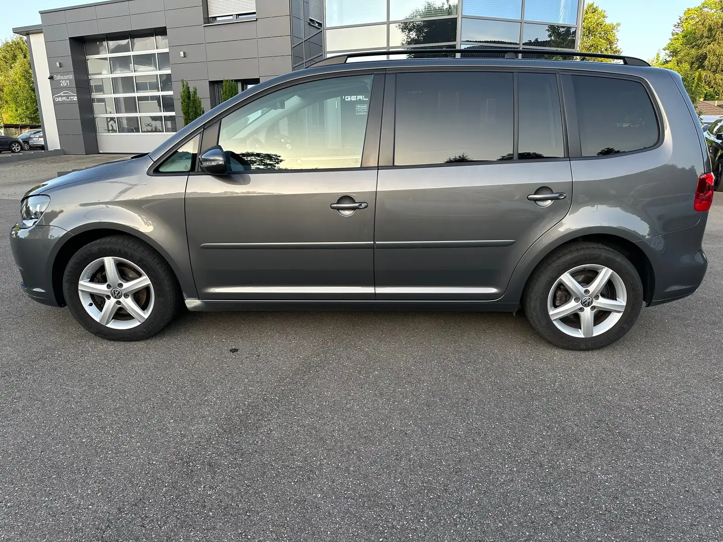Volkswagen Touran Comfortline / Klimaautomatik / 7-Sitze / Tempomat Grau - 2