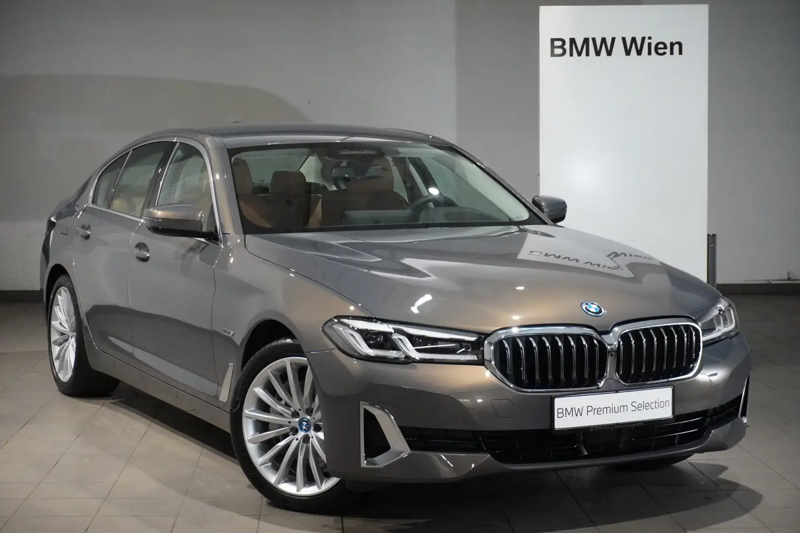 BMW 545 e xDrive Grau - 1