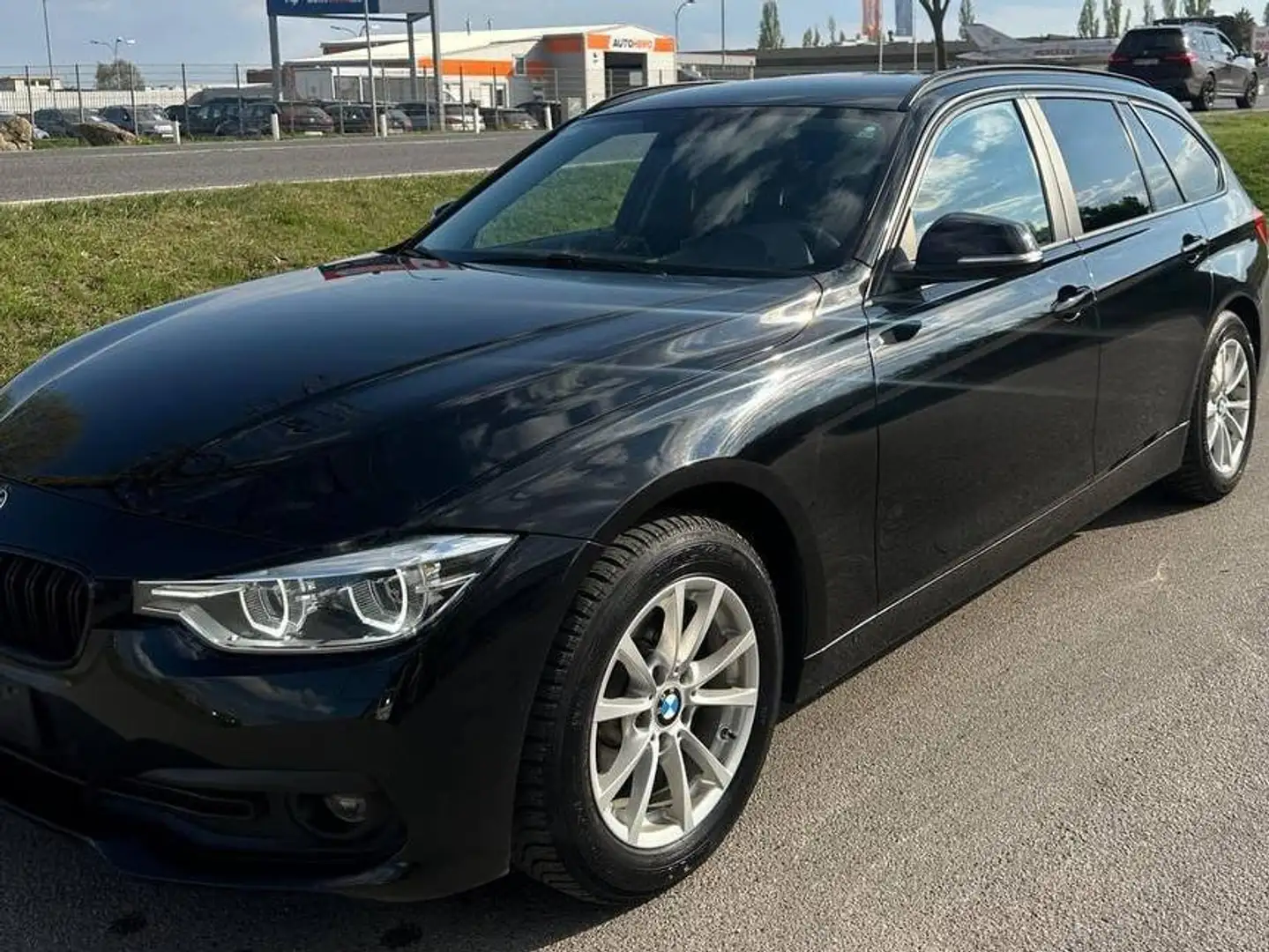 BMW 318 318d Touring Advantage Aut. Advantage Schwarz - 2