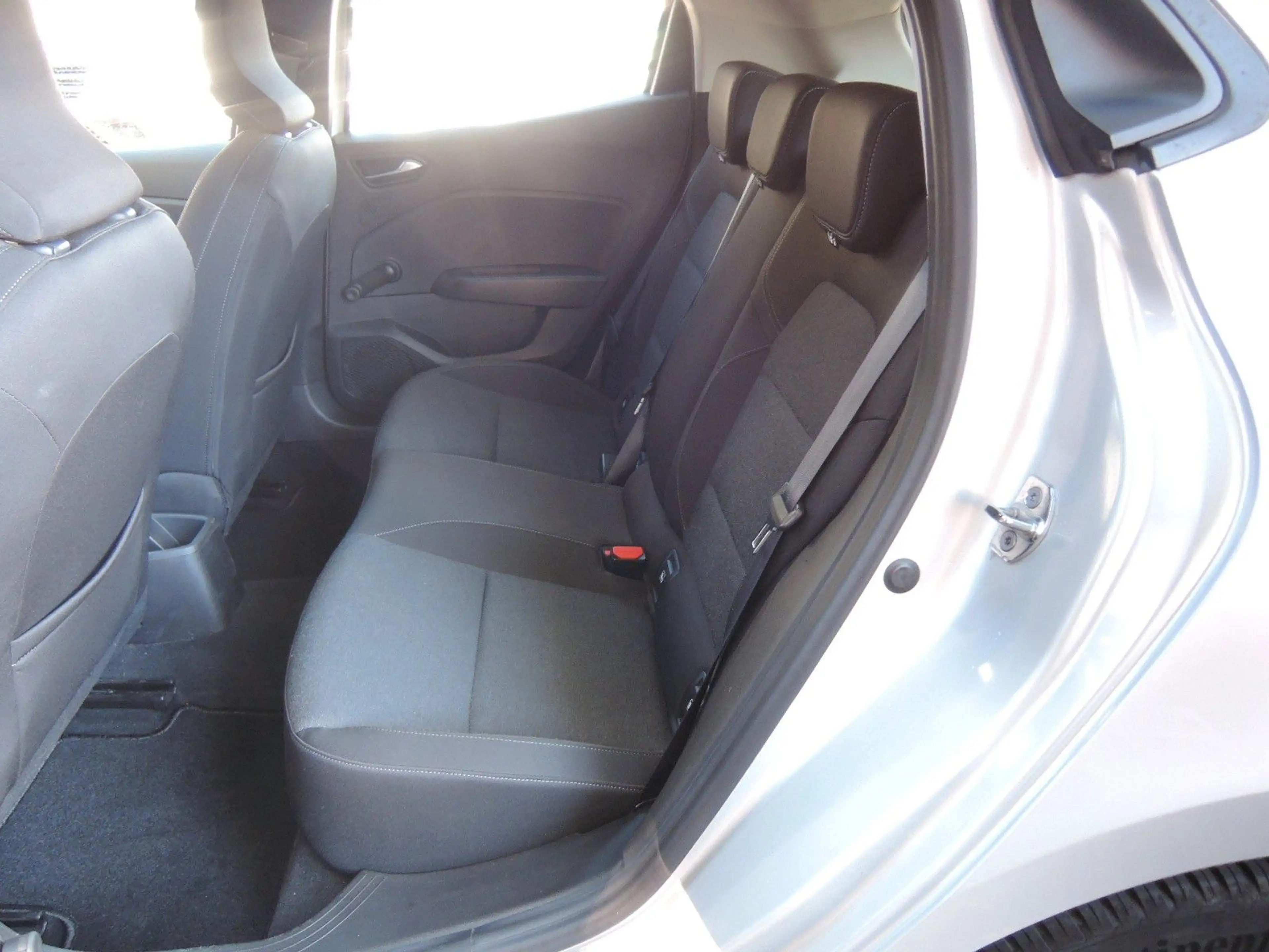 Renault Clio TCe 90 Equilibre  5-türig GJR,SHZ,Parkhilfe — photo 12